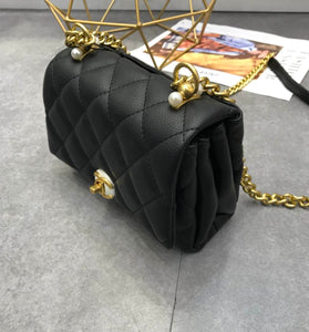 Quilted chain crossbody handbag