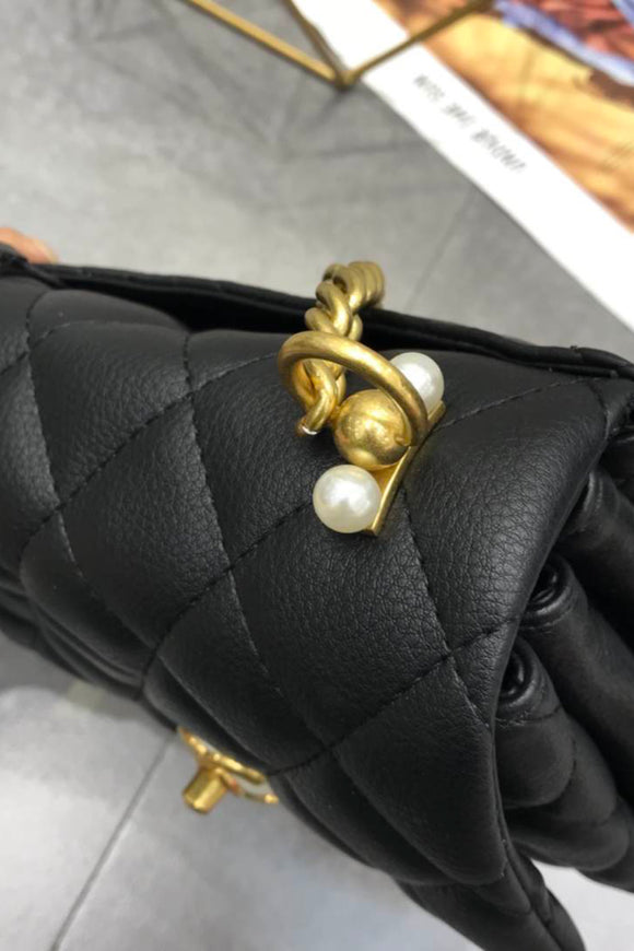 Quilted chain crossbody handbag